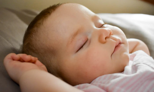 Conheça as fases do sono do bebê recém-nascido It Mãe