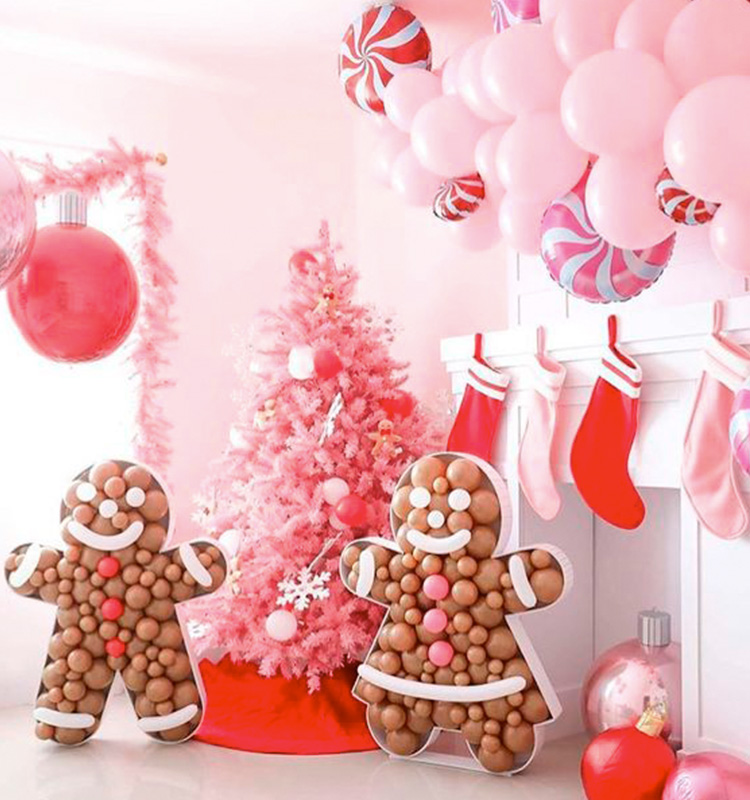 Decoração rosa e vermelho, com árvore rosa e biscoitos gigantes de bexigas