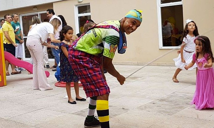 Pular corda - como entreter crianças nas festar - It Mãe