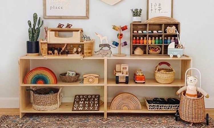 Quarto montessoriano para bebês Prateleiras It Mãe