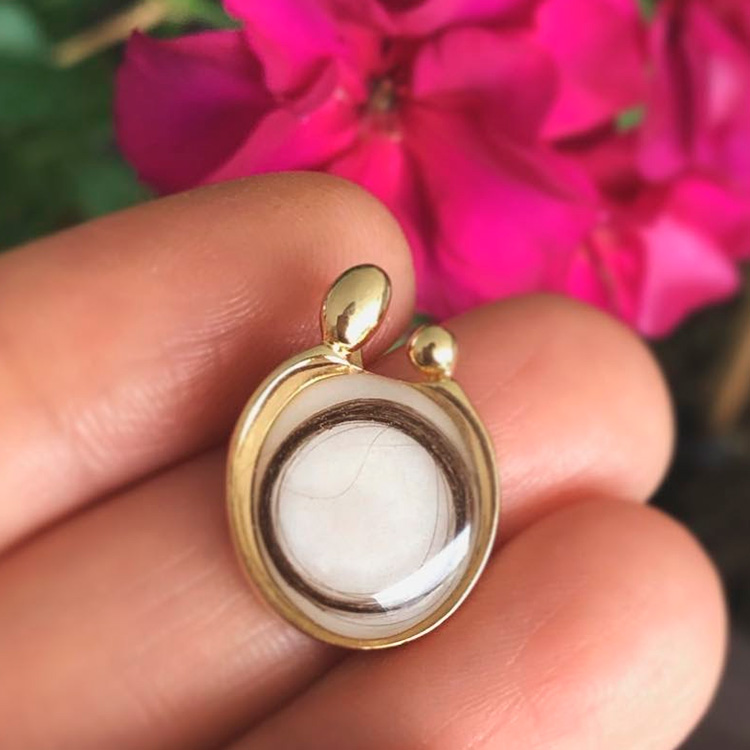 Presente afetivo Joia de Leite - pingente abraço - It Mãe