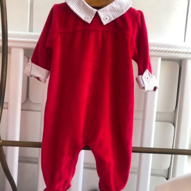 Macacão vermelho - Cores mais usadas na saída maternidade do bebê - It Mãe